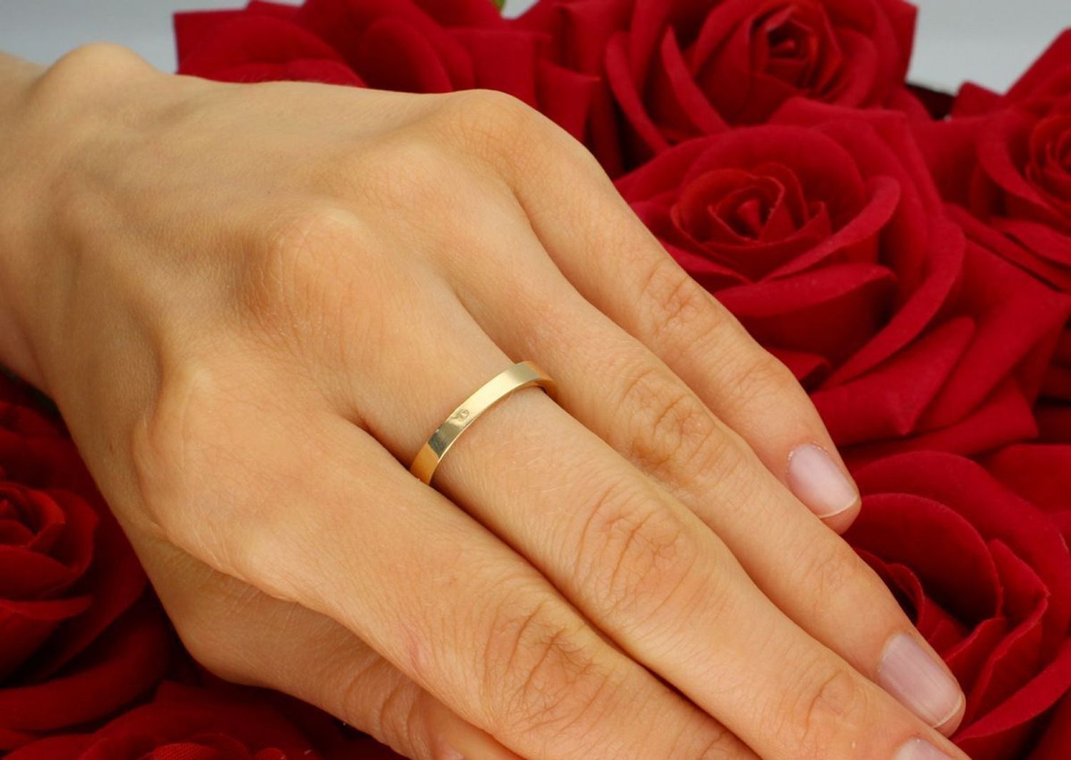 Złoty pierścionek damski próby 585, zdobiony czarnymi cyrkoniami. Waga 2,36 g, rozmiar cyrkonii 5 mm x 7 mm, szerokość szyny 2 mm. Model PI 6561 585 – elegancki pierścionek z nowoczesnym 1.jpg